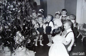 Детский сад Силикатного з-да (КСМ-24). Праздник Новогодней ёлки, 1961-62 г. Мальчик у ёлки с белым бантом - Усов Толя