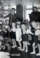 Детский сад Силикатного з-да (КСМ-24). Праздник Новогодней ёлки 1961-62 г. Усов Толя - с белым бантом.
