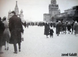 Москва, Красная площадь. 1963 г. Антонина Васильевна и Толя Усовы.