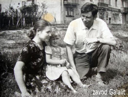 Пос. Главмосстроя у д. 17. 1962 г. Чириковы Нина, Оля и Виктор (все из д.14)